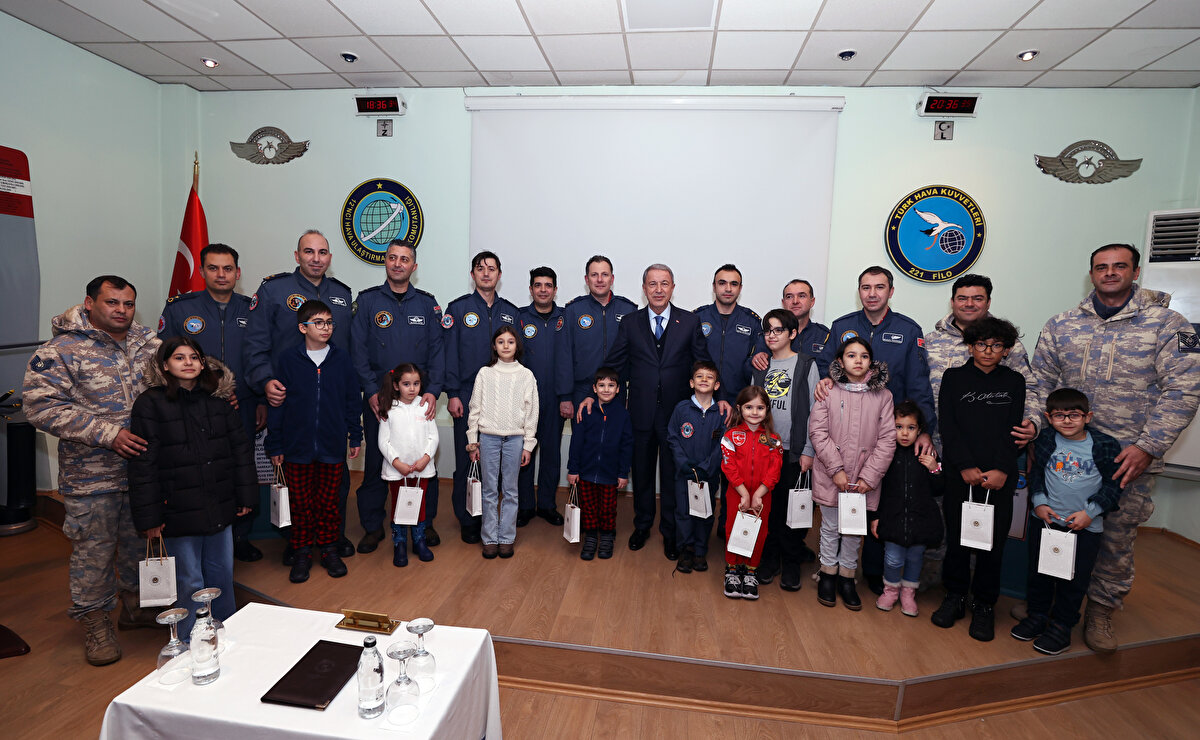 Milli Savunma Bakanı Hulusi Akar da bir açıklamada bulundu. <br><br>Uygun şartların oluşmasıyla birlikte harekete geçtiklerini belirten Akar, Türk Silahlı Kuvvetlerine ait uçakların yurda dönmesi için Cumhurbaşkanı Erdoğan'ın Rus ve Ukrayna devlet başkanları ile sürekli görüşmeler yaptığını dile getirdi. 