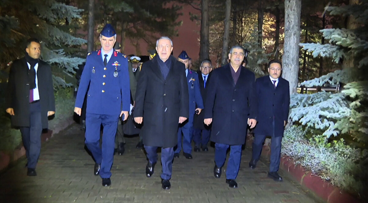 MSB, insani yardım götürmek ve Türk vatandaşlarını tahliye etmek için Ukrayna'ya giden ve hava sahasının kapatılması nedeniyle Borispol Havaalanı'nda kalan iki "A400M" uçağının Kayseri'ye intikale başladığını açıklamıştı.<br><br>Bakanlık, iki uçağın Kayseri'ye emniyetle indiğini bildirdi.<br><br><br>