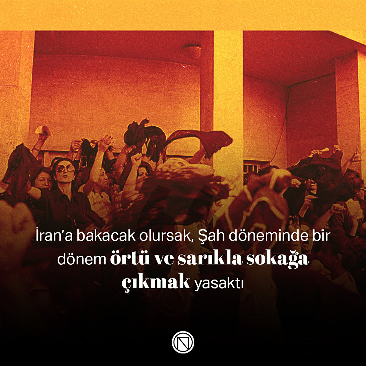 İran’a bakacak olursak, Şah döneminde bir dönem örtü ve sarıkla sokağa çıkmak yasaktı