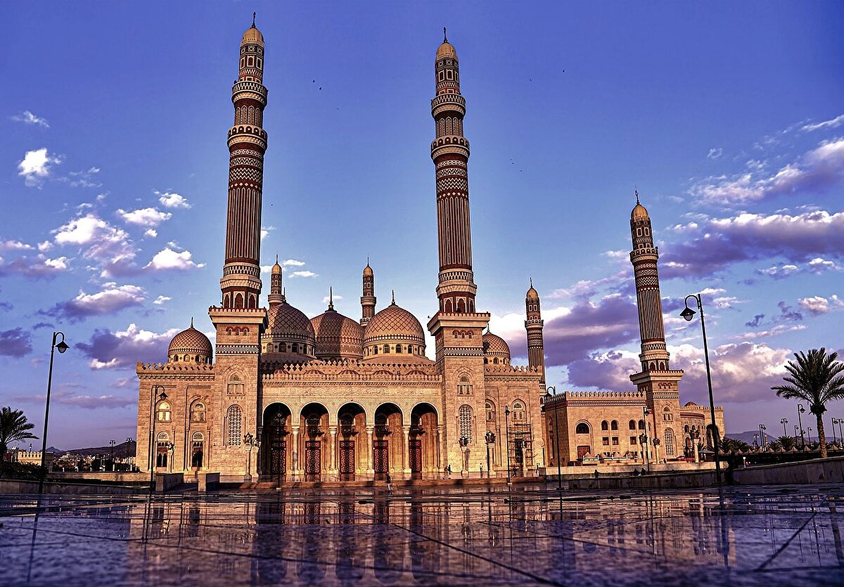 Toplamda 5 kubbeye sahip olan caminin kubbeleri, İslâm'ın 5 şartını temsil ediyor. Sultanahmet Camii’nden alınan ilhamla yapılan ve uzunlukları yüz metreyi aşan 6 minare ise imanın 6 şartına işaret ediyor.