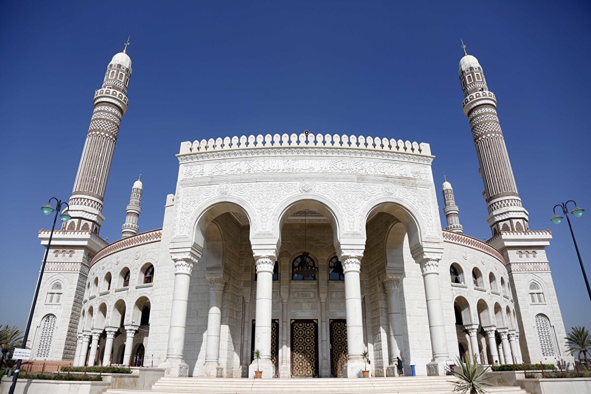 Yemen ve Arap mimarisinin modern bir şekilde yorumlanmasıyla tasarlanan cami, 2008 yılında ibadete açıldı. 
