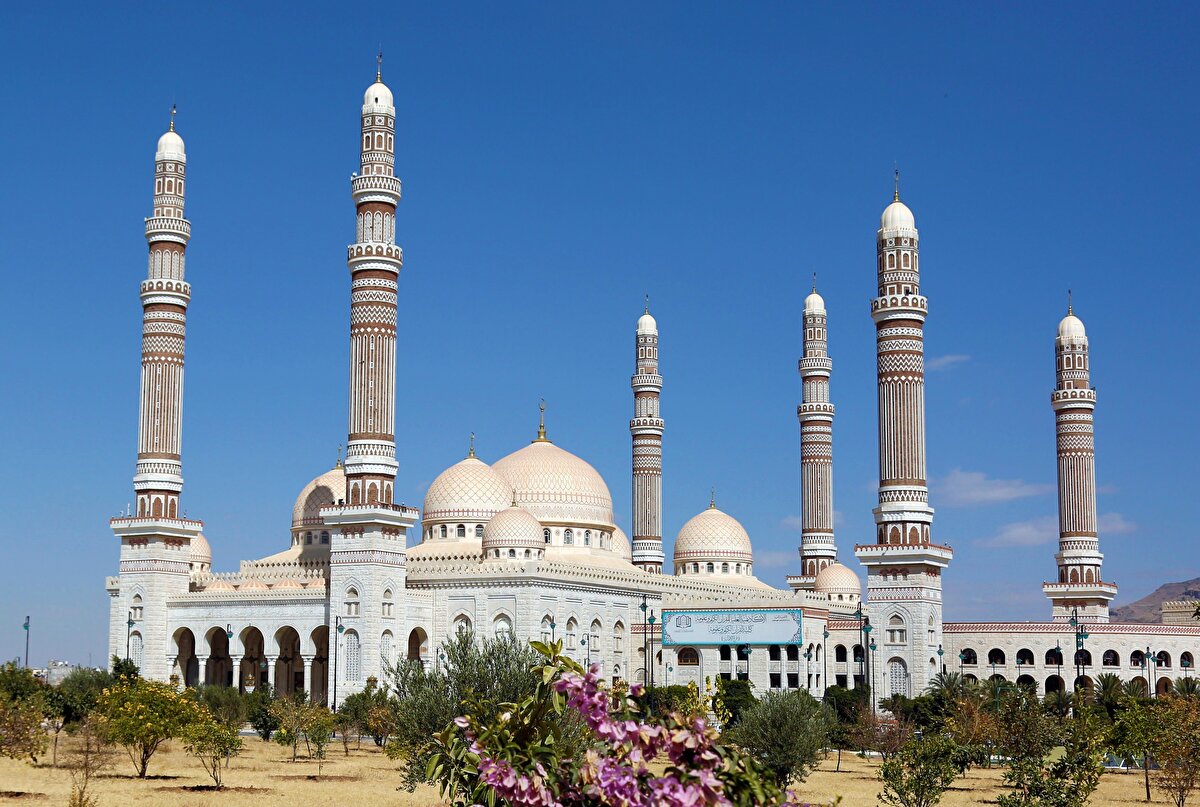 Yemen’in en büyük camisi olan ve devrik lider Ali Abdullah Salih’in adını taşıyan Salih Camii, İstanbul’daki Sultanahmet Camii’nden alınan ilhamla altı minareli olarak inşa edildi. 
