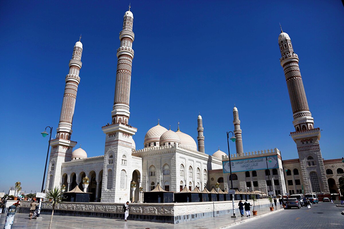 Minarelerin dördü 160 metre yükseklikte inşa edilirken, diğer ikisi ise 100’er metre yüksekliğe sahip.