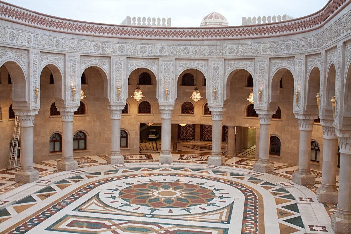 Bünyesinde kütüphane, toplantı salonları, derslikler ve el yazması dinî kitapların muhafaza edildiği kütüphane barındırıyor.