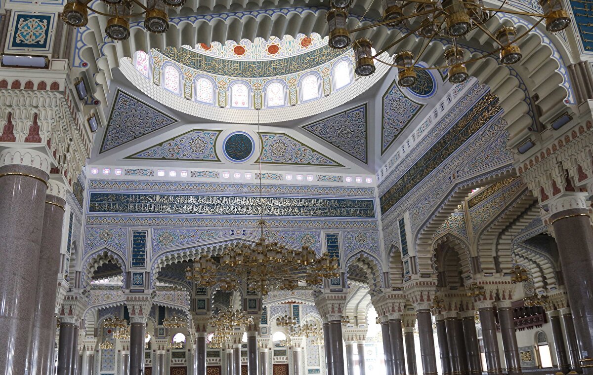 Salih Camii sahip olduğu farklı görünüşü ile bölge ülkelerindeki mescidlerden ayrılırken, yapımında harcanan para miktarı ile de benzerlerinden ayrılıyor. 27 bin 300 metrekarelik alanda kurulu olan caminin toplamda 60 milyon dolara mal olduğu belirtiliyor. 