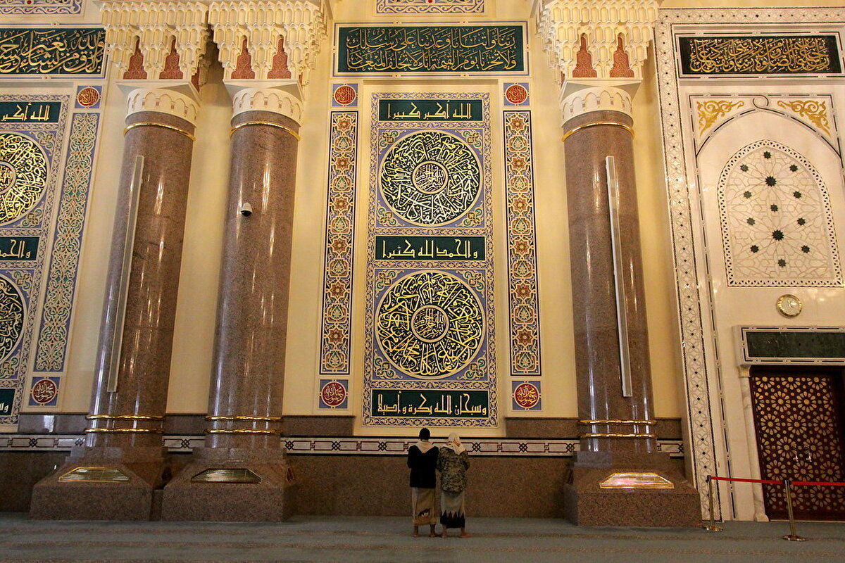 Caminin iç cephesi; duvarlarındaki kitabeler, rengarenk desenler, çiçeğe benzer devasa avizeler ve vitray ile donatılmış pencerelerle Yemen'e özgü taşlar ve süslemelerle göz kamaştırıyor.