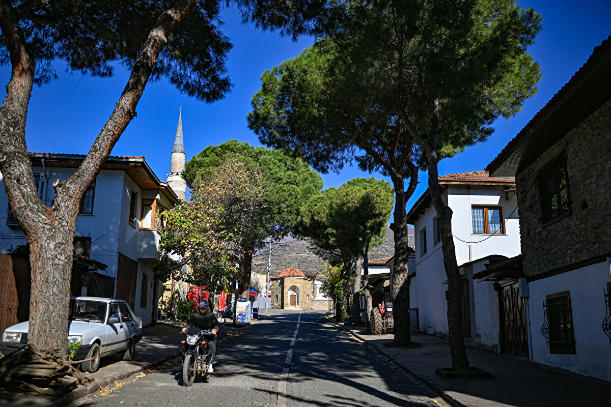 Mahallede kafe işleten Gülsüm Gök de Birgi`nin her yönüyle çok önemli bir değer olduğunu ifade etti.<br>