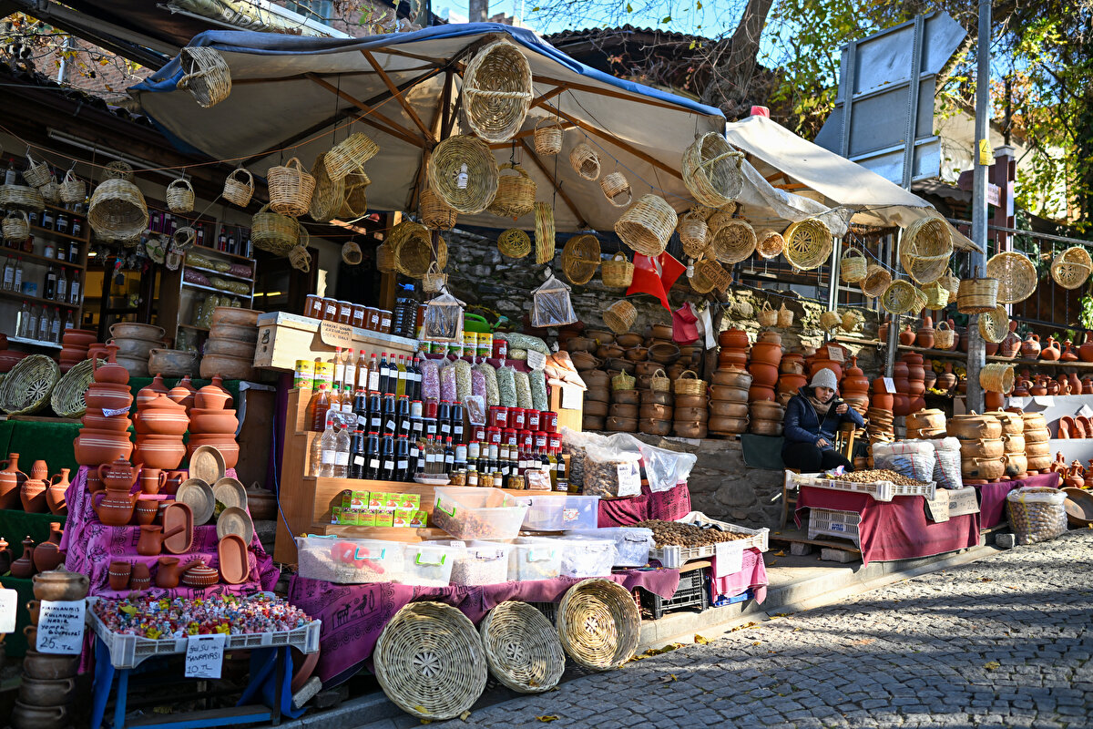 Kırsal mahalle Birgi`de yaşayan 62 yaşındaki Ercüment Urgancı Birgi`nin burada çekilen dizi ve filmler sayesinde son yıllarda daha çok tanındığını anlattı.<br>