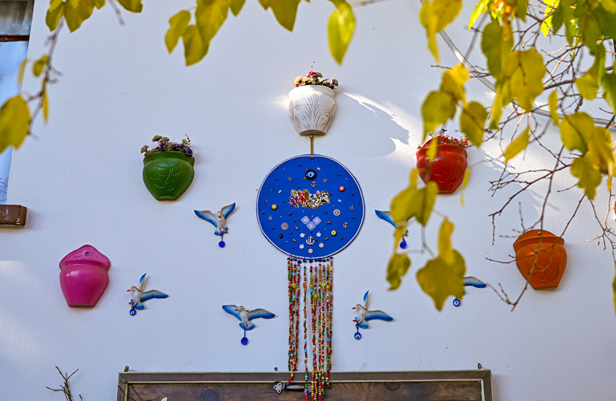 Birgi`nin BMDTÖ`nün açıkladığı "2022 Dünyanın En İyi Köyleri" listesinde yer almayı hak etmesinden duyduğu sevinci dile getiren Gök, şunları kaydetti: "Burası çok güzel bir yer. Meyvesi, insanı, komşuluğu çok güzel. Akşam oldu mu herkes beraber oturuyor. Bir iş oldu mu, herkes beraber gidiyor. Kültürel ve doğal güzellikleriyle birlikte dünyanın en iyi köyleri arasına seçildi. Onun için çok mutluyuz, çok onurluyum. Bunu zaten haberlerde duydum, alkışladım yani iyi ki olmuş. Burada üç saat uykuyla kalkabiliyoruz, dinlenebiliyorsunuz, vücudun dinç kalkıyorsun. Dünyanın hiçbir yerinde üç saat uykuyla kalkamazsınız. Bu karar sayesinde Birgi`nin tanınırlığı artacaktır, çünkü bölge çok seviliyor. Bence gelmeliler. Böyle bir tarihi yeri herkesin görmesini bekliyoruz."<br>