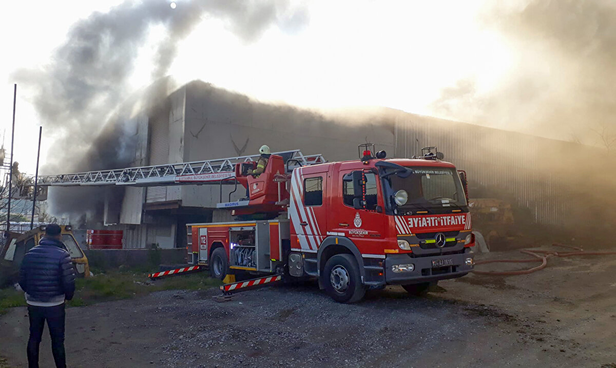 Alevli bir şekilde yangın devam ederken, oluşan yoğun duman etrafa yayıldı.<br>
