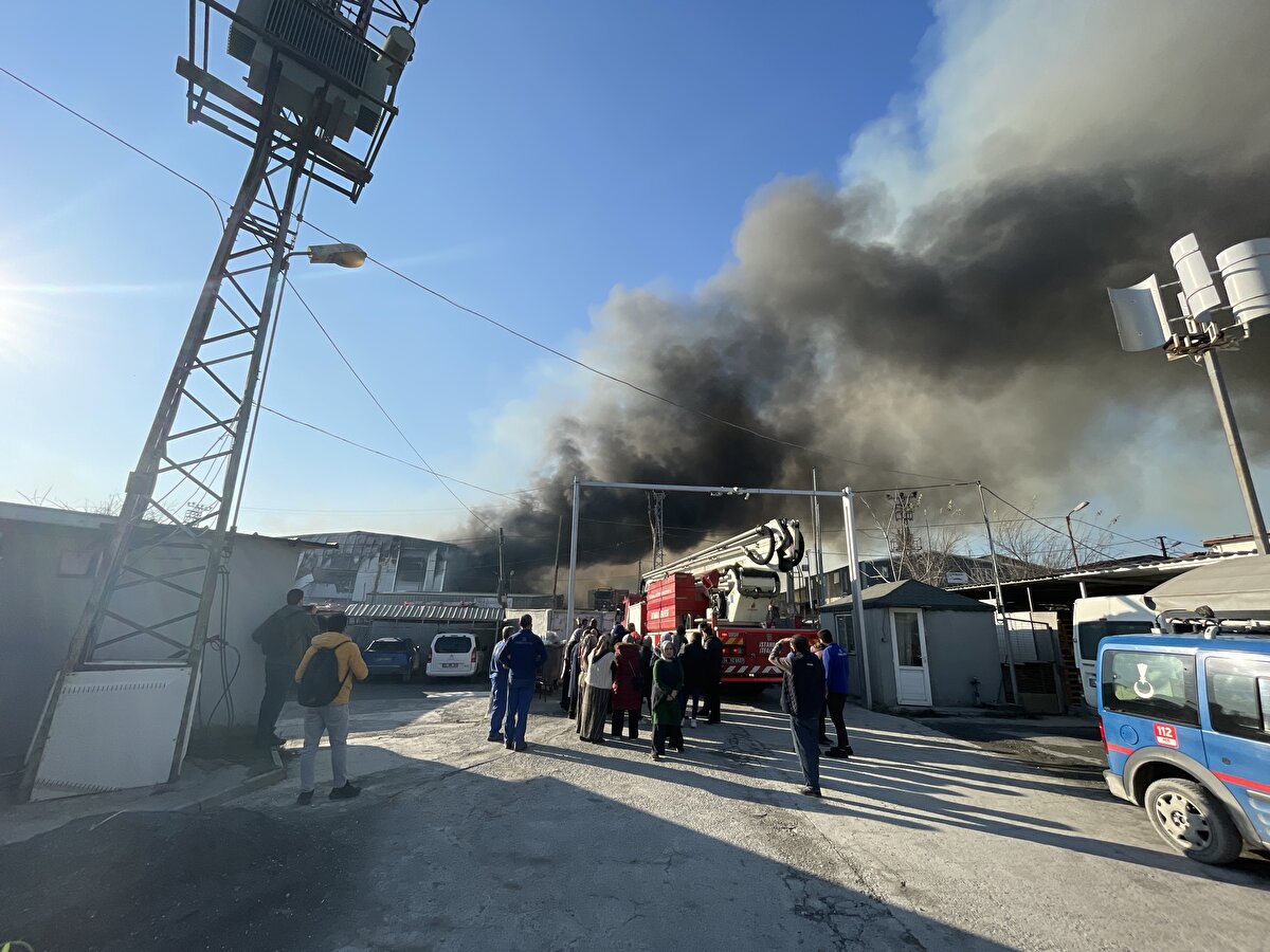 Yangında bir işçinin yaralandığı belirtilirken bir işçinin ise kayıp olduğu belirtildi.<br>
