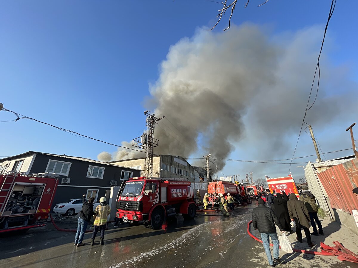 Fabrikadan yükselen duman kilometrelerce uzaklıktan görüldü.<br>