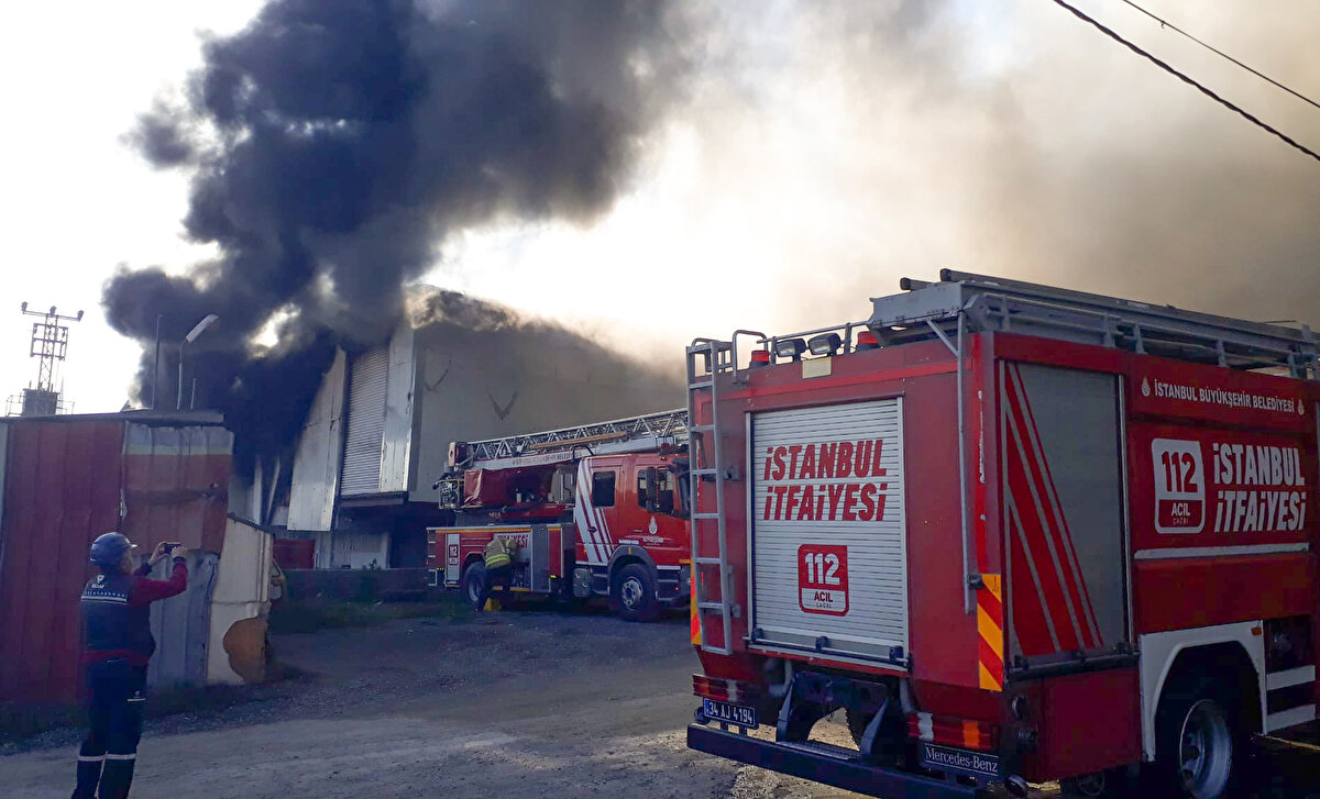 Çok sayıda itfaiye ekibinin müdahale ettiği yangın, yan taraftaki fabrikaya da sıçradı.<br>