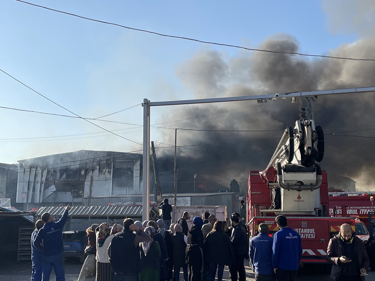 Kayıp işçinin içeride kalmış olabilme ihtimaline karşı çalışmalar sürüyor.<br>