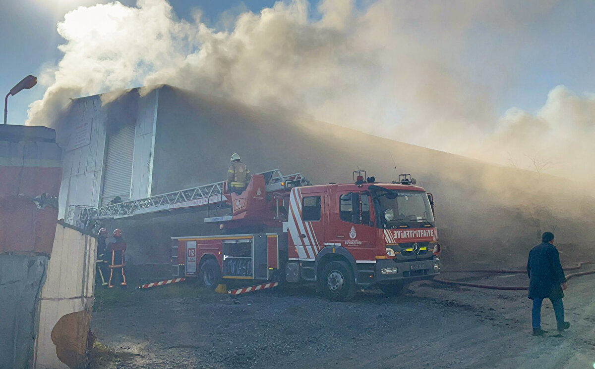 Jandarma ekipleri fabrikanın etrafında güvenlik şeridi çekerek önlem aldı.<br>