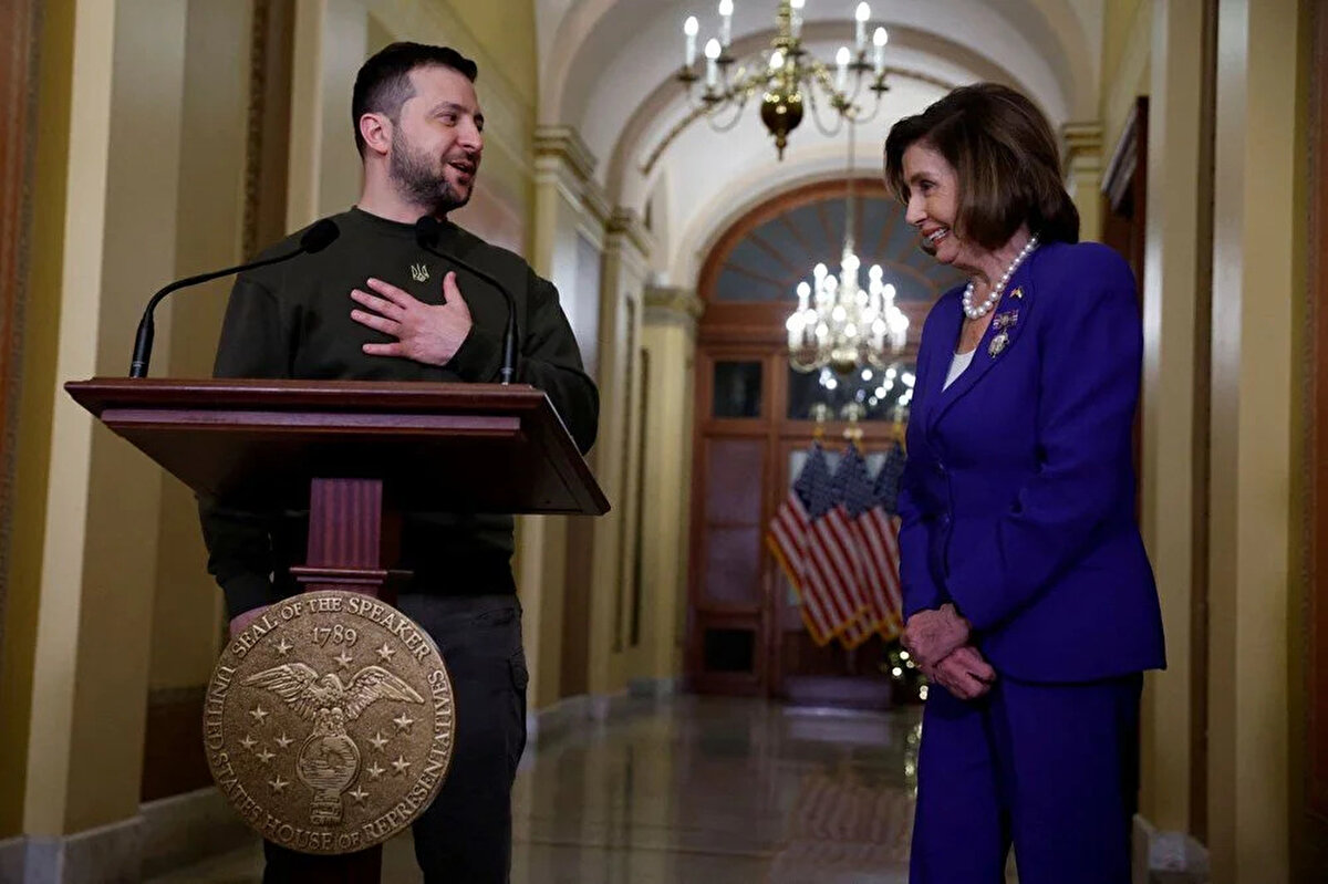 Öte yandan Rusları sahada da yenmeleri gerektiğini dile getiren Zelenskiy, konuşmasında "Bu mücadele çocuklarımız ve torunlarımızın nasıl bir dünyada yaşayacaklarına karar verecek." ifadesine yer verdi.<br><br>Ukrayna Devlet Başkanı, gelecek yılın hem Ukrayna hem de ABD için "dönüm noktası” olacağını ifade ederek, Ukrayna’nın cesareti ve ABD’nin kararlılığına vurgu yaptı.