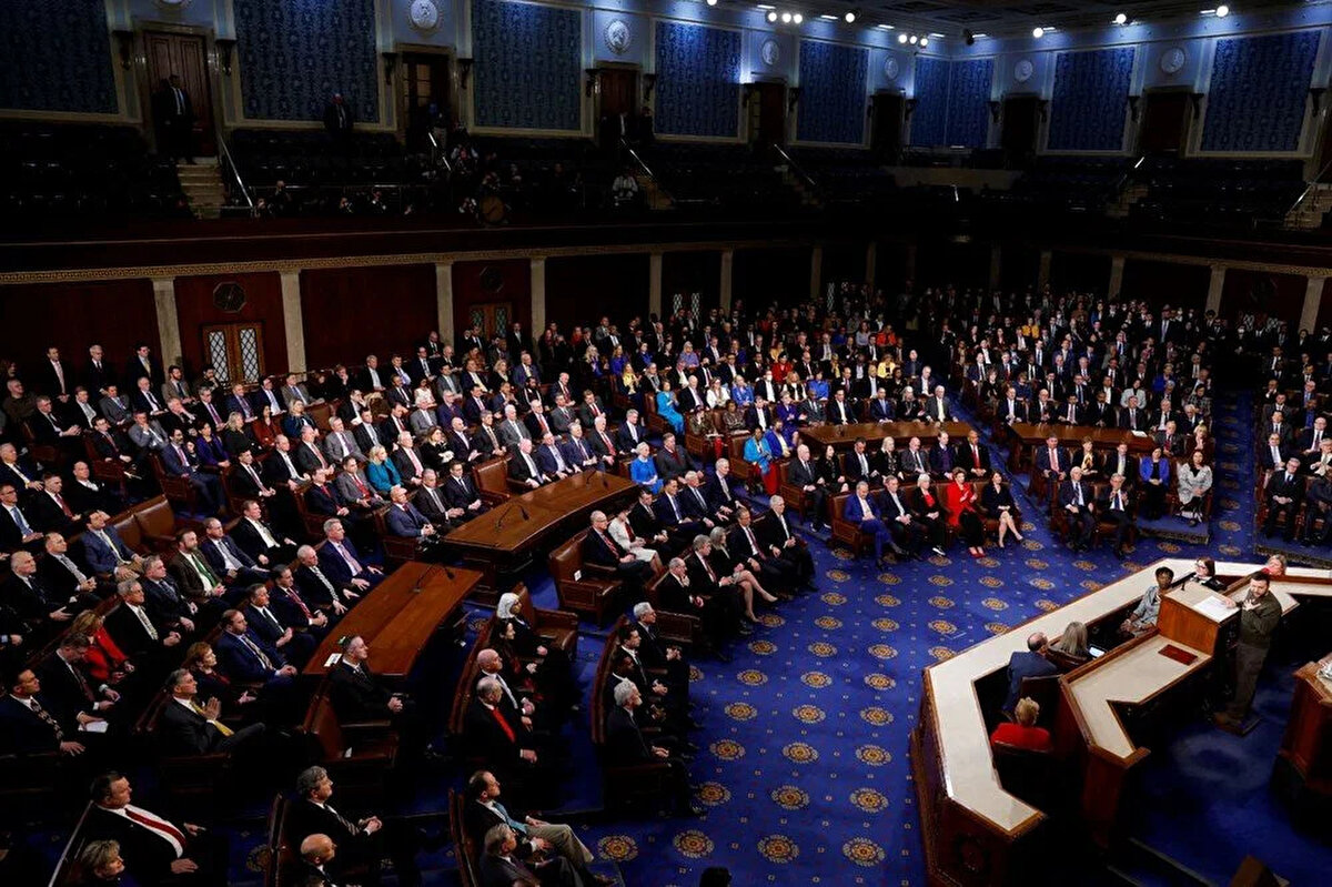 Ukrayna Devlet Başkanı, ülkesine yapılan finansal destek için de teşekkür ederek, "Paranız sadaka değil, küresel güvenlik ve demokrasiye yapılan bir yatırımdır.” diye konuştu.<br><br>Rusya'yı "terör devleti" şeklinde tanımlayan Zelenskiy, bu ülkeden barışa yönelik adımlar beklemenin naiflik olacağını, Rusların kendilerinin de Kremlin tarafından zehirlendiğini, Rusya’nın yaptıklarının bedelini ödemesi gerektiğini ifade etti.