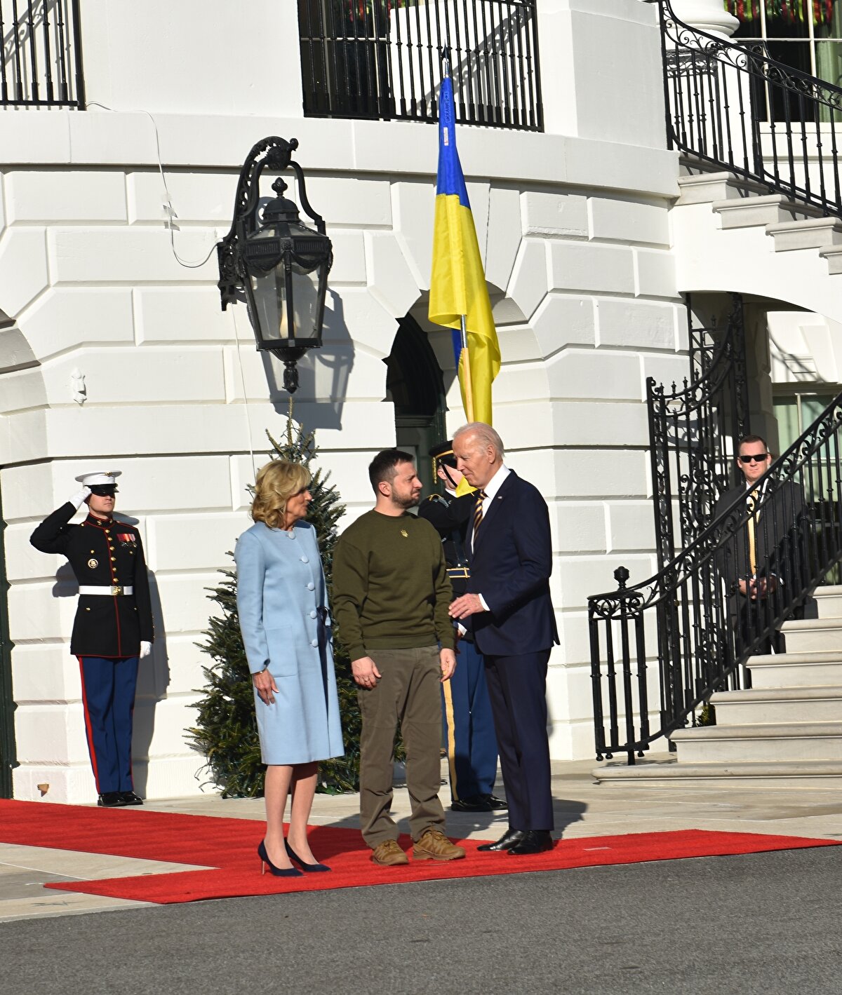 İkili görüşmenin ardından liderler, ortak basın toplantısı düzenledi.<br><br>Toplantıda Biden, Rusya Devlet Başkanı Vladimir Putin'in Ukrayna'daki kritik altyapıları hedef alarak savaşı daha da tırmandırdığını söyledi.<br><br>ABD'nin bugüne kadar Ukrayna'ya verdiği yardımları özetleyen Biden, ülkesinin Ukrayna'ya yardım sağlamaya devam edeceğini kaydetti.