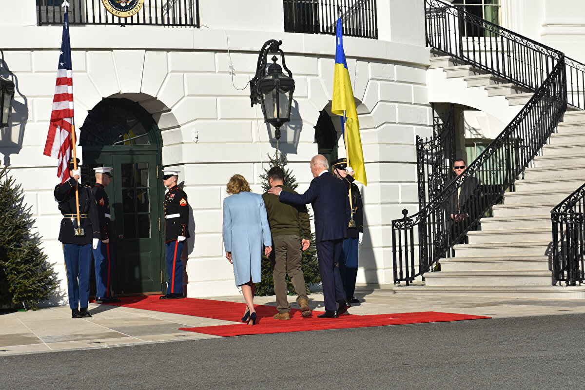 Ukrayna lideri, Beyaz Saray'da ABD Başkanı Joe Biden ve eşi Jill Biden tarafından karşılandı.<br><br>Karşılamanın ardından iki lider Oval Ofis'te basına açık kısa bir görüşme gerçekleştirdi. "Bu ziyareti gerçekleştirebildiğiniz için çok mutluyum." diyen Biden, adil bir barış olana kadar Ukrayna'yı destekleyeceklerini kaydetti.<br><br>Biden, (Rusya Devlet Başkanı Vladimir) Putin'in Ukrayna'ya karşı kış mevsimini silah olarak kullandığını ifade ederek, "Bu yılın kişisi sizsiniz" diyerek, Time dergisinin Zelenski'yi "Yılın Kişisi" seçmesine referans verdi.