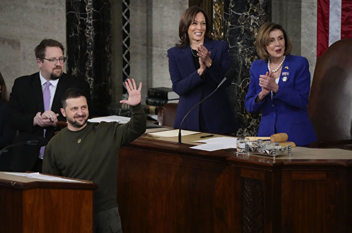 Churchill gibi Zelenskiy de savaşın başından bu yana halkı için yaptıklarıyla kahraman ilan edildi. Zelenskiy, Rus güçlerinin saldırılarının başladığı ilk günlerde Kongre'ye yaptığı bir video konferans görüşmesinde, çok sayıda yetkiliyi gözyaşlarına boğmuştu.<br><br>Churchill ile Zelenskiy ile ortak bir paydada buluşsa da, Zelenskiy Churchill'e kıyasla daha bölünmüş bir Kongre ile karşı karşıya.