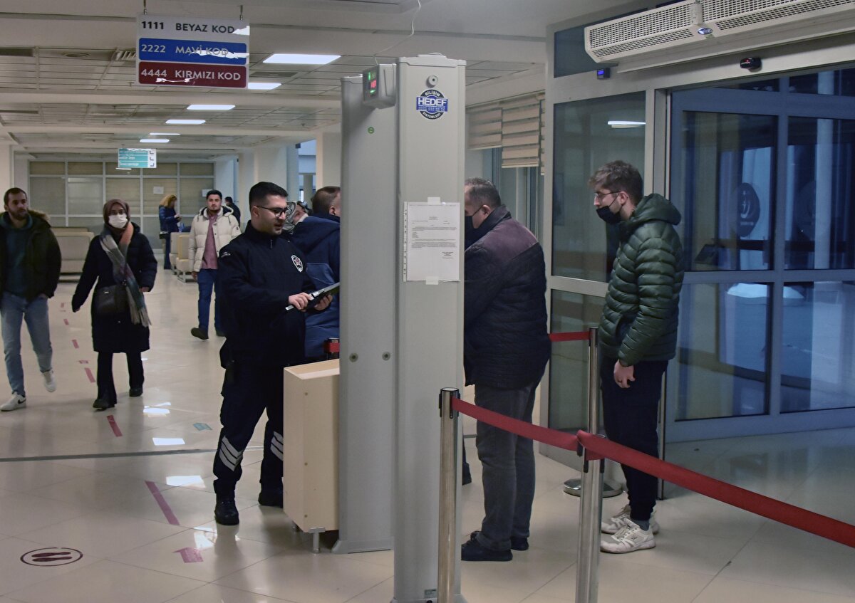 Konya'da, doktor Ekrem Karakaya'nın görevi başında tabancayla vurularak öldürülmüştü.<br><br>Saldırgan Hacı Mehmet Akçay, saldırının ardından aynı silahla intihar etti. Sağlık Bakanı Fahrettin Koca ise olayın ardından sağlıkta şiddet konusuyla ilgili hastanelere 'X-RAY' cihazı koyacaklarını söyledi.<br>