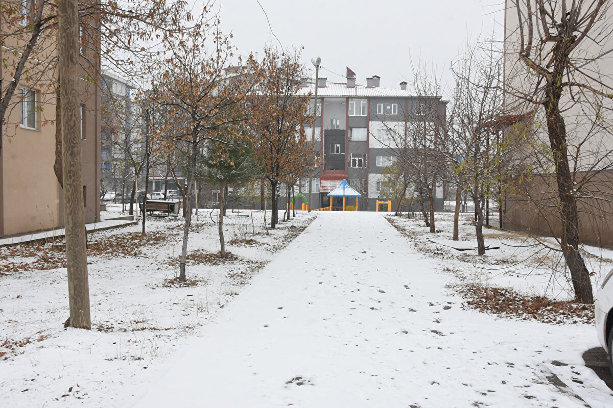 Meteoroloji yetkilileri, kar yağışının etkisini kaybettiğini, havanın mevsim normallerinde seyredeceğini belirtti.