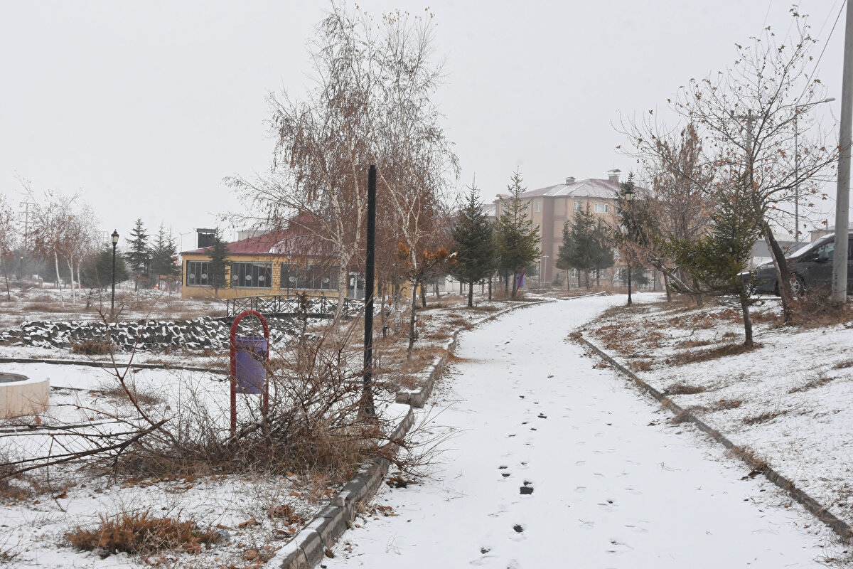 Kar yağışı ve zaman zaman etkili olan sis nedeniyle yollarda olan sürücüler, zor anlar yaşadı. Yüksek kesimlerde kar kalınlığı, 5 santimetreyi buldu.