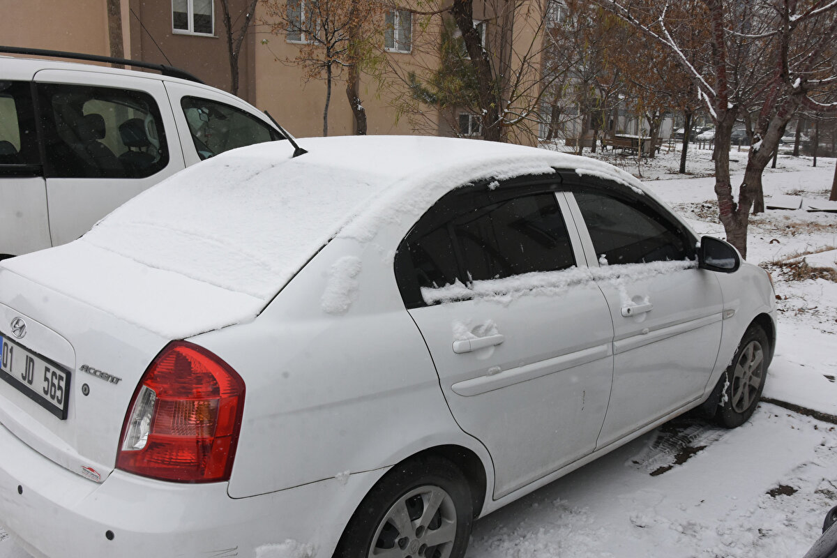 Valilik de bölgede etkili olan kar nedeniyle sürücüleri uyararak yağışlı yerlerde daha dikkatli olmalarını istedi.