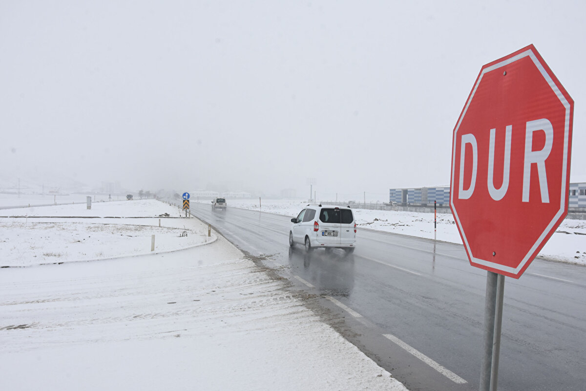 Yağışın yerel olduğunu kaydeden yetkililer, yarından itibaren havanın parçalı bulutlu olacağını söyledi.