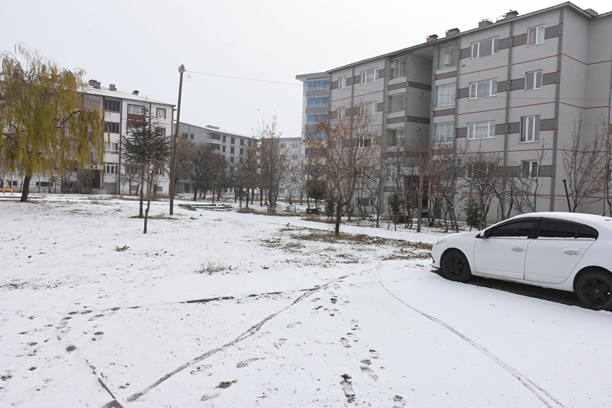 Bitlis ile Tatvan arasında bulunan Rahva'da sabah saatlerinde etkili olan kar yağışı, bölgeyi beyaza bürüdü.