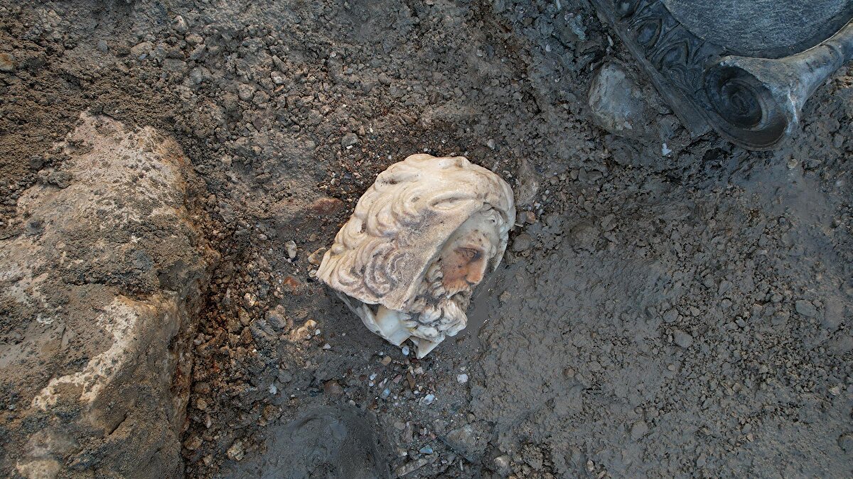 Özellikle son dönemde yürütülen kazılarda buldukları heykelin kendilerini çok heyecanlandırdığını dile getiren Coşkun, “Bu heykel bugüne kadar bulduğumuz neredeyse tam tek heykel. Bir erkek heykeli ve 2 metre 10 santim yüksekliğe sahip, sadece kaidesinin yarısı ve bir ayağı eksik; diğer kısımları tamamıyla korunmuş vaziyette. Öyle umuyorum ki 2023 yılında yapacağımız çalışmalarda heykelin bu eksik parçasını da bulacağız" diye konuştu.