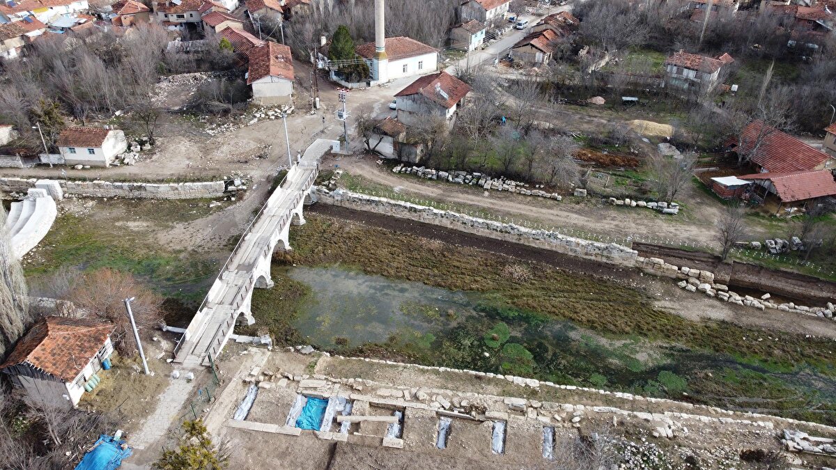 Umarım, ilerleyen yıllarda diğer parçalarını bulacağız. Bunun haricinde Antik Yunan panteonunun çeşitli tanrı ve tanrıçalarına ait heykel başları da söz konusu. Ön plana çıkan örneklerden bir tanesi 'Eros' başı. Yaklaşık 20 santimetre yükseklikte. Bu alanda bulmuş olduğumuz eserler aslında karışık tarihli eserler fakat heykel parçalarının günümüzden 1800-2000 yıl öncesine ait olduğunu söylemek mümkün" dedi.