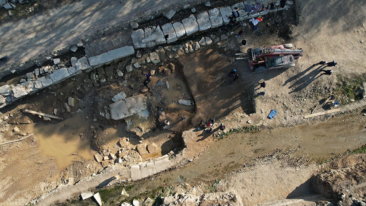 Çavdarhisar ilçesindeki Aizanoi Antik Kenti'ndeki kazı çalışmaları, Kütahya Dumlupınar Üniversitesi (DPU) Fen Edebiyat Fakültesi Arkeoloji Bölümü'nce 80 işçi ve 20 teknik personel ile Penkalas Çayı, agora ve tiyatro bölümlerinde sürdürülüyor. Tarihi M.Ö. 3000'li yıllara dayanan ve tiyatro, stadyum, agora ve Zeus Tapınağı gibi tarihi yapıları ile dönemin metropolislerinden biri olduğu düşünülen antik kentte kazılar, Penkalas Çayı'nda yoğunlaştırıldı.