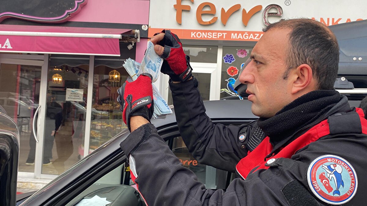 Kütahya'da Balıklı Mahallesi Adnan Menderes Caddesi'nde uygulama yapan Asayiş Şube Müdürlüğü Yunus timleri, durumundan şüphelendikleri 43 AR 343 plakalı hafif ticari aracı durdurdu.<br><br>