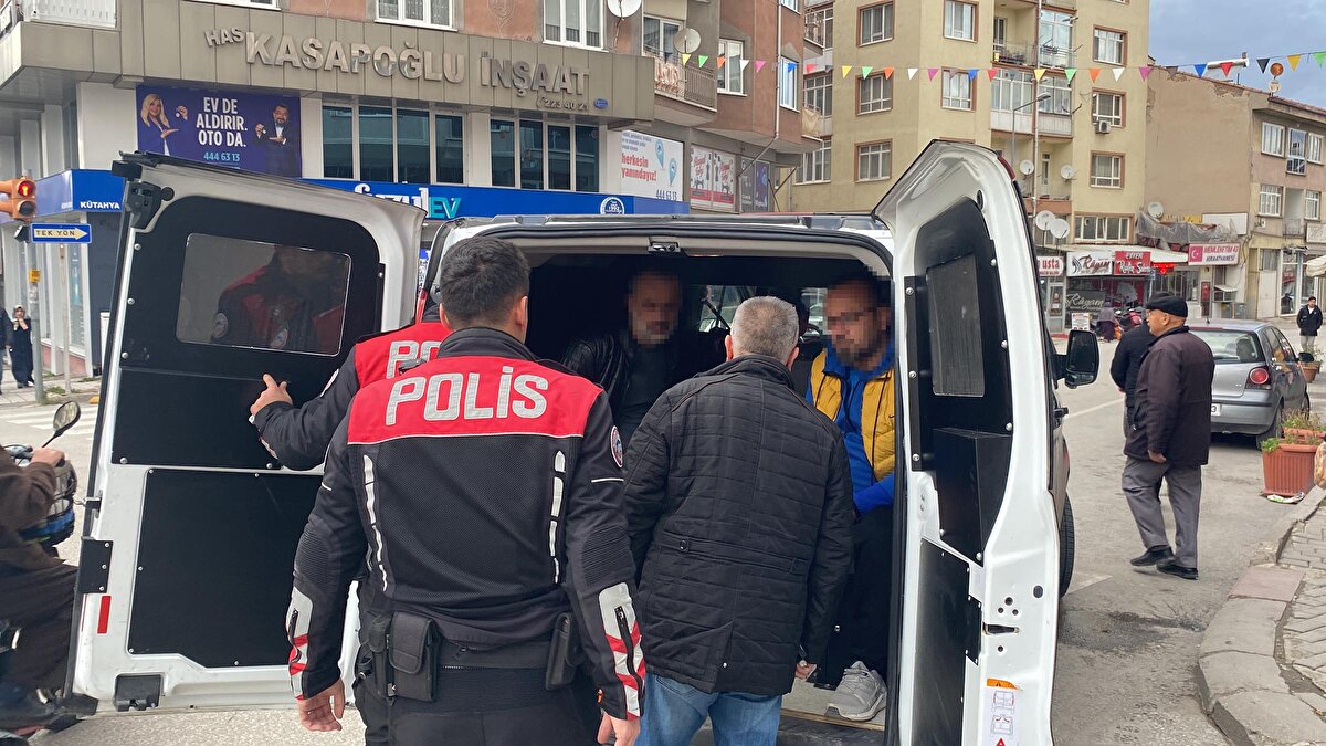 Araçta yapılan aramada sürücü koltuğunun altına gizlenmiş 120 adet 100 liralık sahte banknot, 1 adet sahte olduğu değerlendirilen altın ve bir miktar uyuşturucu madde ele geçirildi.<br><br>