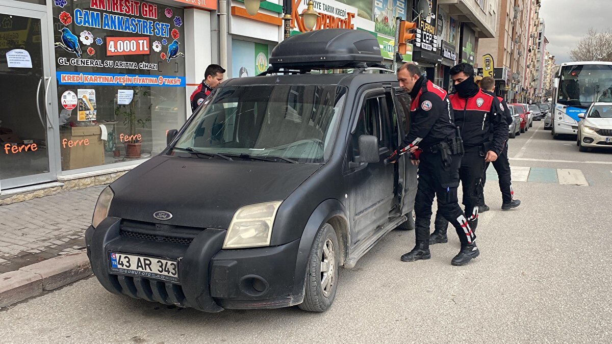 Şüpheli polis merkezine götürüldü<br>Şüpheliler, sağlık kontrollerinin ardından işlemleri için Şehit Mehmet Kartal Polis Merkezi Amirliği'ne götürüldü.