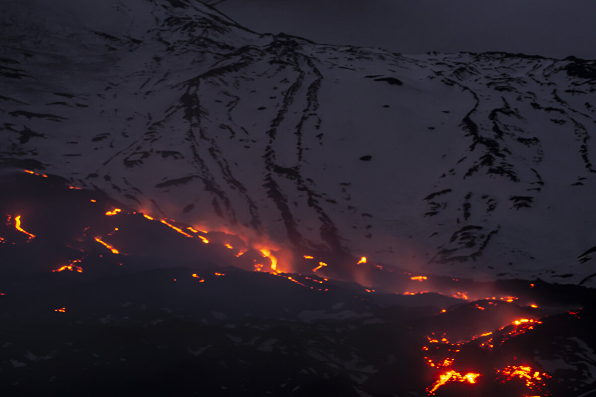 Etna Yanardağı, Sicilya’nın doğu kıyısında yer alan ve Avrupa’daki en yüksek yanardağ.<br><br>
