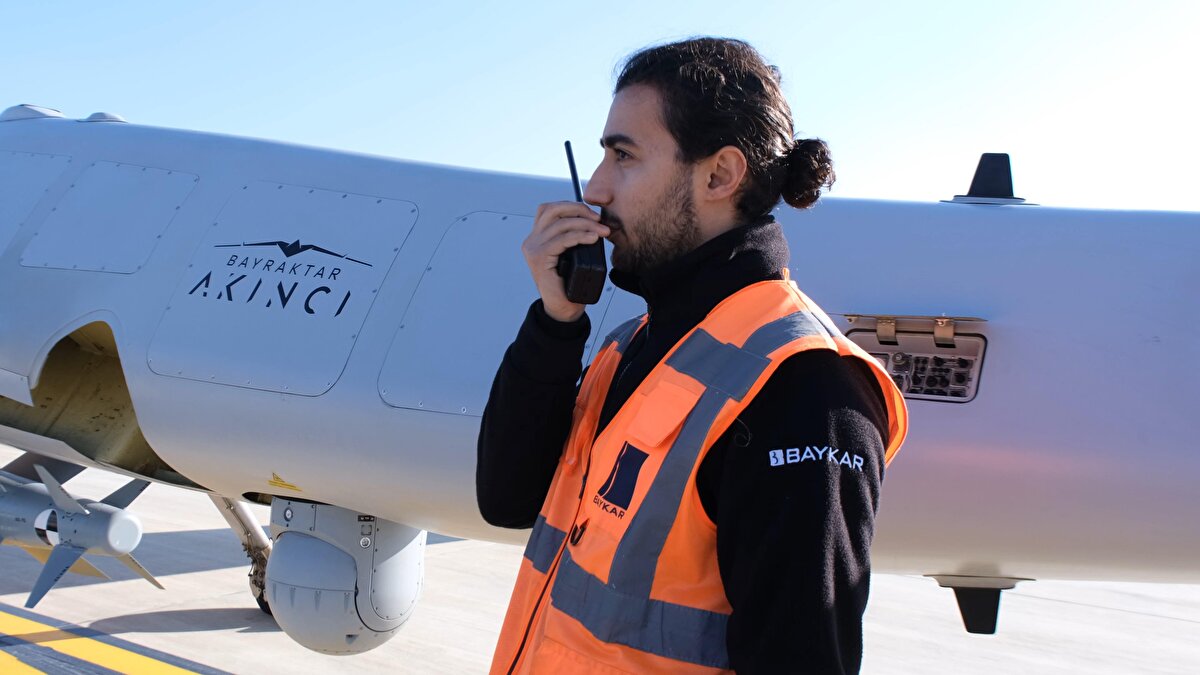 Bayraktar AKINCI TİHA, Tekirdağ’ın Çorlu ilçesindeki Bayraktar AKINCI Uçuş Eğitim ve Test Merkezi’nden atış için havalandı. Bayraktar AKINCI, gövde altında taşıdığı GÖKÇE güdüm kitine sahip 1000 librelik MK-83 (Yaklaşık 455 kg) ile yaptığı atışta hedefi yüksek hassasiyetle vurdu.<br><br>