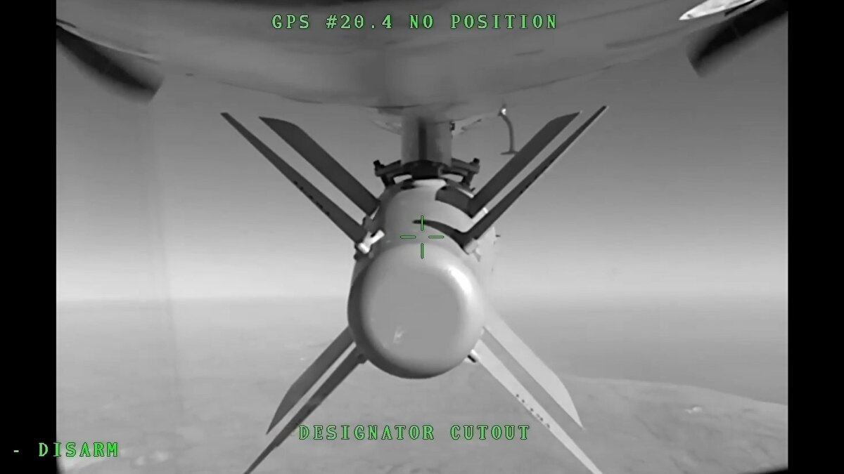 Bayraktar AKINCI'nın 20 bin feet irtifadan lazer ile işaretlediği hedefe yüksek hassasiyetle angaje olan GÖKÇE Güdüm Kiti, bir insansız hava aracında ilk kez test edildi. Başarıyla tamamlanan atış testini Keşan'daki Bayraktar TB2 Uçuş Eğitim ve Test Merkezi'nden havalanan Bayraktar TB2 İHA da görüntüledi.<br><br>