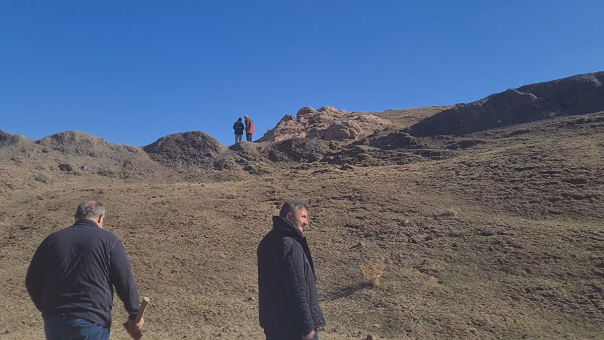 'MİLYARDA 1 MERTEBESİNE KADAR ELEMENTLERİ OKUMA İMKANINA SAHİBİZ' <br>Prof. Dr. Kumral, "Bu çalışmanın sonuçlarına göre proje daha da detaylandırılacak. O arazi genel anlamında ele alınacak. Çok daha ince örneklemeler yapılacak. Yeraltının tabiri caizse tomografisi çekilecek. Bir tufandan çıktık, bunların izleri var mı, yok mu? Bunu ortaya koymamız lazım. Bu tufan sonrasında gemiyi boşaltan insanlar nerede yerleşik hale geldiler, bununla ilgili bulgularımız olacak mı? Olmayacak mı? Bunlar hep detaylı şekilde araştırılacak. Buradaki numuneler o bölgenin farklı yerlerinden alındı. Kayaç numuneleri, toprak numuneleri, düşey yönde sistematik numuneler alındı. Bunlar minerolojik açıdan bakılacak. Kabadan inceye doğru jeokimyasal açıdan da incelenecek. Analizlerimizde milyarda 1 mertebesine kadar elementleri okuma imkanına sahibiz. Bu gemiye ait kalıntılar ne olabilir? Ağaç gemiyse, organik gemiler bulabilecek miyiz? Bunlara da bakılacak" ifadelerini kullandı. <br>Prof. Dr. Kumral, "Geminin içinde bir yaşam vardı. İnsanlar bu geminin içinde yaşadılar, bunlara ait kalıntılar var mı yok mu incelenecek. Göbeklitepe keşfedildi, dünya tarihi sıfırlandı. Biz de acaba bu keşifle böyle bir yola gidebilecek miyiz? Bunu araştırmalarımız sonucunda hep beraber göreceğiz. Her şeyden önemlisi bugüne kadar yapılmış en kapsamlı çalışma" dedi.