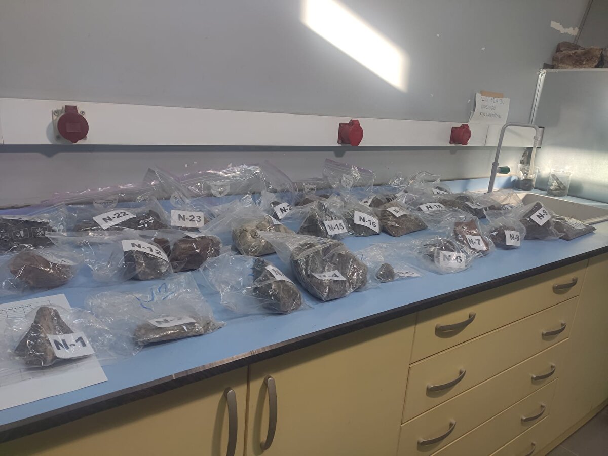 'FARKLILIKLAR NUH'UN GEMİSİNE Mİ İŞARET EDECEK? <br>İTÜ Rektör Yardımcısı ve Maden Fakültesi Dekanı Prof. Dr. Mustafa Kumral, "Hedefimiz acaba buradaki yapı, etraftaki genel jeolojik yapıdan farklı mı, değil mi? Bunu ortaya koymak. Makro ve mikro gözlemler yapılacak. Bunlar kimyasal analizlere tabi tutulacak. Bu kimyasal analizlerde de o yapının geneldeki minerolojiyle o bölgenin jeolojisiyle uygun bir kimyaya sahip değil mi, arada farklılık var mı? Bu farklılık Nuh'un Gemisi'ne mi işaret edecek bunları da ortaya koymak amacıyla gerçekleştirdiğimiz bir çalışma olacak" dedi.