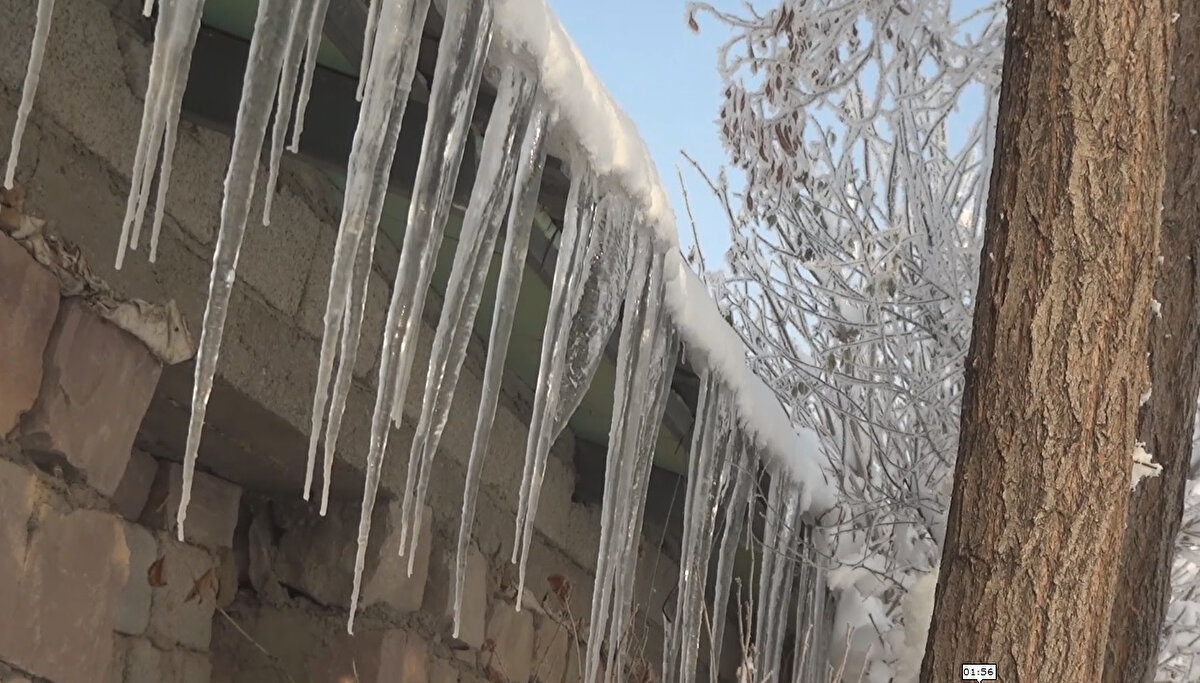 İlçede soğuk nedeniyle yol ve kaldırımlar buzla kaplandı, çatılarda da sarkıtlar oluştu. 