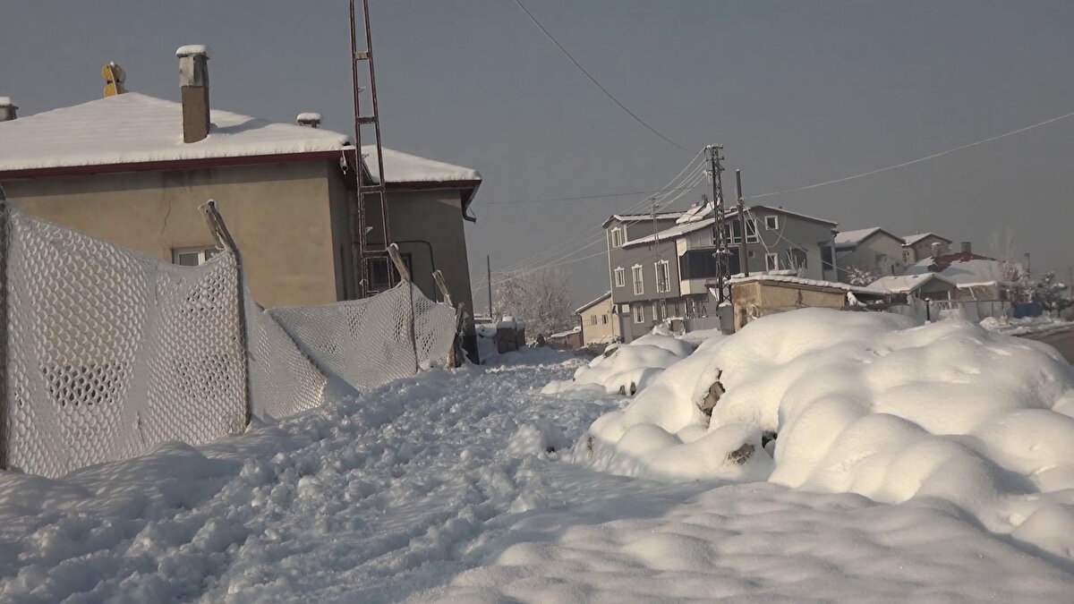 Karın etkili olduğu Altınyayla ilçesi eksi 15,3 derece ile 'Türkiye'nin en soğuk yeri' olarak kayıtlara geçti. 