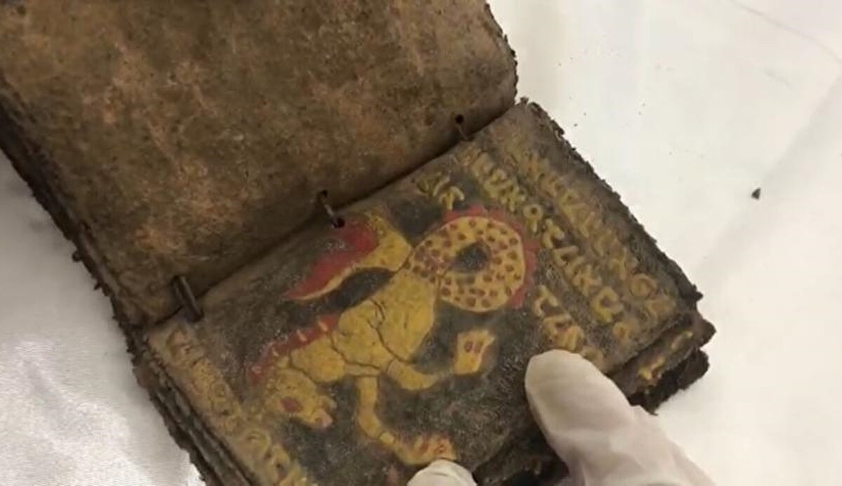 İl Jandarma Komutanlığı ekipleri, Bulancak ilçesinde el yazması Tevrat`ı satmak isteyen İ.M.P`yi gözaltına aldı.<br>