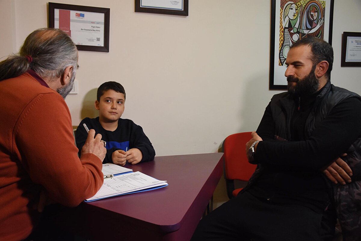 Karşımızdaki insanın ne düşünceye sahip olduğunu anlamamızı ve bizim de kendimizi onun yerine nasıl koyabileceğimizi öğrendik. Daha sonra bu öğrendiklerimizin farkına varmaya başladık. Feridun hocam zamanında bize bu yöntemi öğretti. Şimdi biz de kendi çocuklarımıza aynı şekilde aktarmaya çalışıyoruz" diye konuştu.