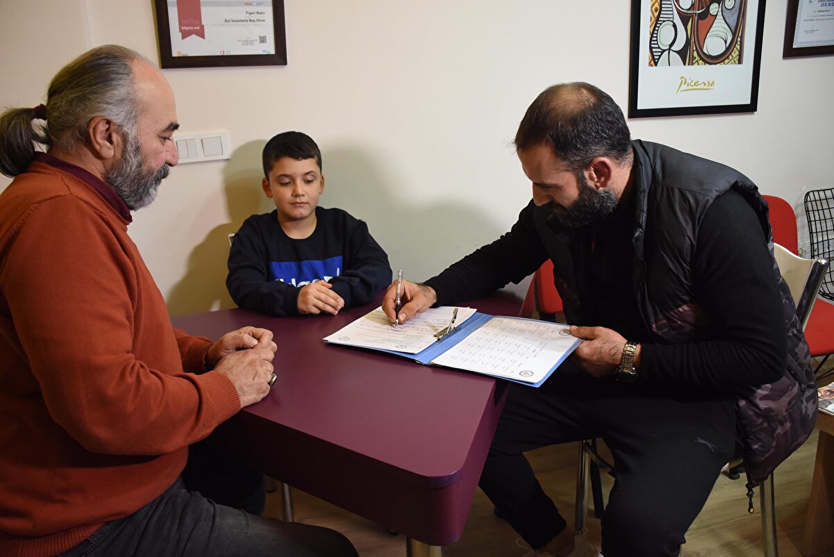 İKİ TARAF DA ŞARTLARA UYACAK<br>Oğlu Rüzgar'ın özellikle annesinin cep telefonunu alıp internete girdiğini ve zaman kavramını unuttuğunu belirten Adem Bingöl, "Bundan 16 yıl önce daha tecrübesiz ve cahildik. Ergenliğin verdiği cesaretle çözümün şiddette olduğunu sanıyorduk. Kavgalar oluyordu. Feridun hocamız bize yol gösterdi. Olayların farklı bir şekilde çözüldüğünü fark ettik. Zamanında çok faydasını görünce oğlumla yaşadığım sorunları çözmek için onu da buraya getirdim. Rüzgar, biraz vurdumduymaz ve her istediğinin gerçekleşmesini istiyor. Baş edemeyince buraya geldik. Şimdi bir sözleşme imzaladık" dedi.