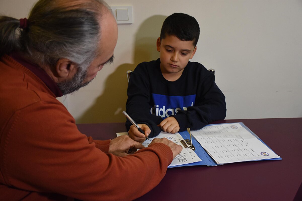 Kentte süpermarkette çalışan, 2 çocuk babası Adem Bingöl, uzun süre cep telefonu ve internet kullanması nedeniyle ilkokul 2'nci sınıf öğrencisi oğlu Rüzgar Çınar ile sorun yaşamaya başladı. 