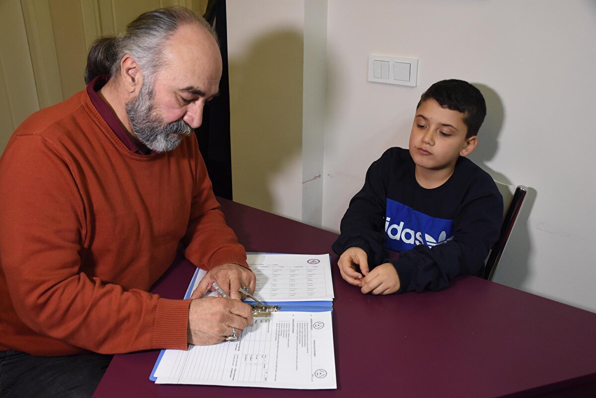 Yasaklamalarla sorunu çözemeyen Bingöl, ara buluculuk yönteminden faydalanmaya karar verdi. Müzakereci Arabulucular Derneği Başkanı Feridun Balcı ile görüşen Bingöl, günde ortalama 3 saat internet ve cep telefonu kullanan Rüzgar'ın müzakereyle ikna edilmesini sağladı. Rüzgar'ın hafta sonu 1,5 saat, hafta içi ise yarım saat internet kullanmayı kabul etmesi üzerine baba-oğul ara buluculuk sözleşmesi imzaladı.