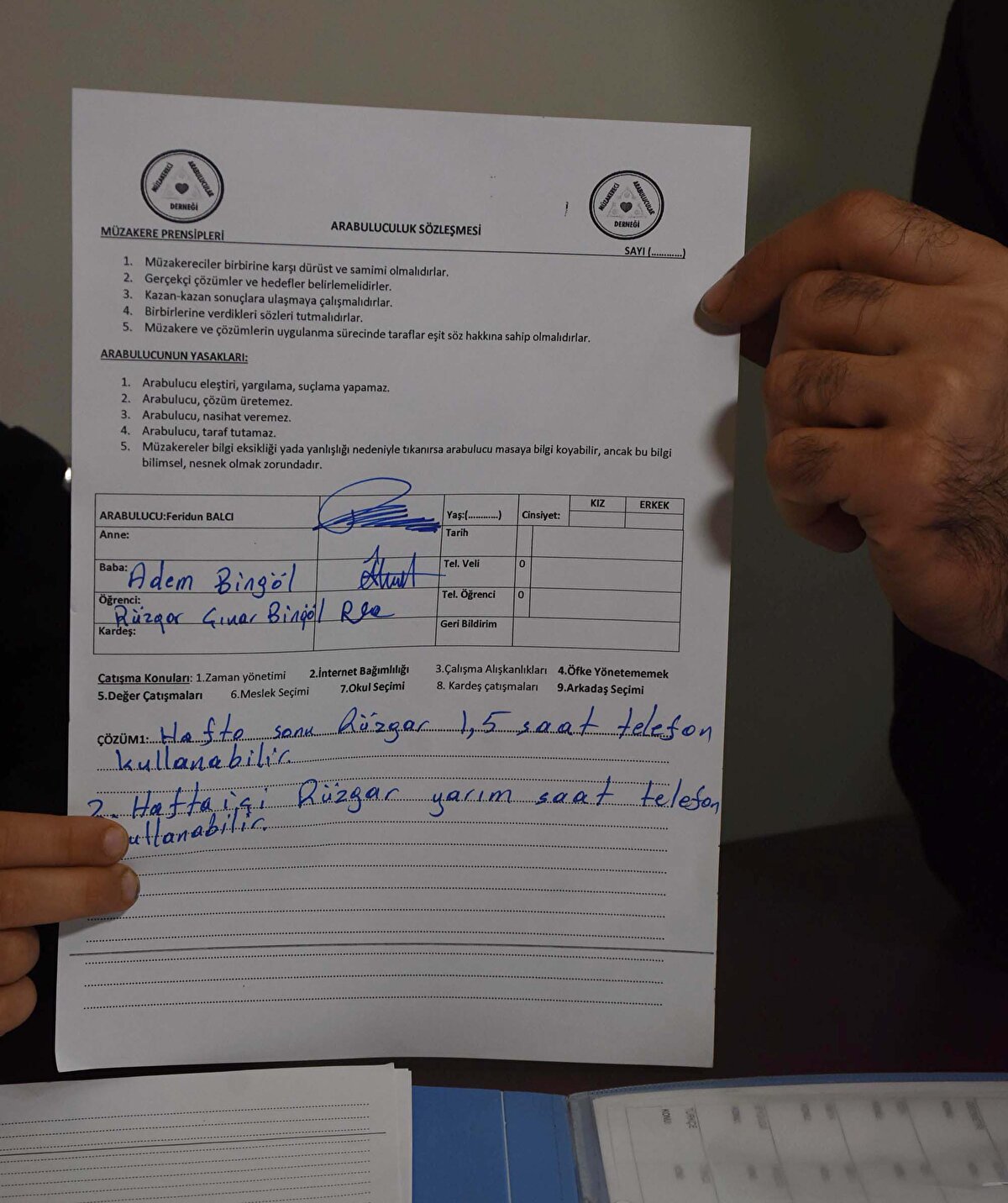 KAZAN- KAZAN ÇÖZÜMLER<br>Aynı zamanda 29 yıllık felsefe öğretmeni olan Müzakereci Arabulucular Derneği Başkanı Feridun Balcı, derslerinde kullandığı yöntem sayesinde çok sayıda çatışmayı çözdüğünü söyledi. Bu eğitim yılı sonunda emekliye ayrılmaya hazırlanan Balcı, dernek işlerine ağırlık vermek istediğini belirterek, "Son yıllarda ülkemizde ebeveynlerle çocukları arasında çok sık anlaşmazlıklar yaşanıyor. Çocuklar ebeveynleriyle eşit söz hakkına sahip şekilde masaya oturup uzlaşmaya çalışıyorlar. Biz de sorduğumuz sorularla onları yönlendiriyoruz. Bu defa da öyle oldu. Rüzgar, hafta sonu 1,5 saat, hafta içi ise yarım saat internet kullanımıyla kabul etti. Babası da bunu onayladı. Müzakere sonucu uzlaştılar" dedi. <br><br>Z kuşağının ebeveynlerinden sınırsız isteklerde bulunabildiğini dile getiren Balcı, sorunların dayatmayla değil uzlaşmayla aşılabildiğini hatırlatarak, şunları söyledi:<br>"Çocuklarımızla müzakere etmeden, onları ikna etmeden isteklerini reddettiğinizde yeni sorunlar ortaya çıkabiliyor. Yapay zeka çağına girdiğimiz bu günlerde çocukların elinden bilgisayarı, tableti almak çözüm değil. Tek çözüm müzakere etmek, uzlaşmak ve 'kazan- kazan' çözümler üretmek. Bugün de böyle bir çözüm ürettik. 2006 yılında çalıştığım lisede müzakere ara buluculuk projesi yaptık. Eğitim ortamında öğrenciler kendi yaşadıkları çatışmaları kendi akranlarının yardımıyla ara buluculuk yapıp, çözüyorlardı. Adem o dönemden öğrencim. Okulumuzda sık sık fiziksel şiddete dayalı kavgalar yaşanıyordu. Adem, 16 yıl önce bir okulda uzlaşma kültürüne şahit olmasaydı aklına bu çözüm gelmeyebilirdi. Bunu örgün eğitim kurumlarında yaygınlaştırmalıyız. Toplumsal yaşamın her alanında diyaloğa, uzlaşmaya, müzakereye açık nesiller yetiştirmek gerektiğini düşünüyorum"