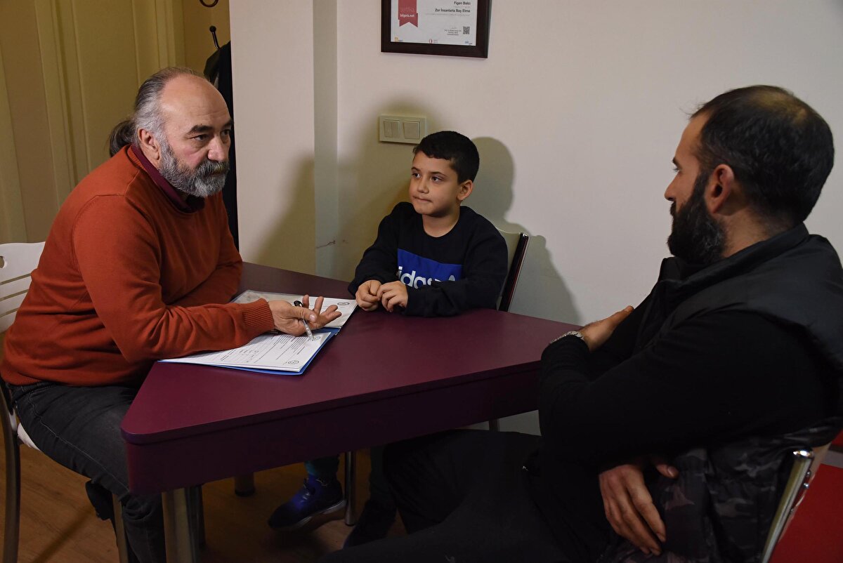 Adem Bingöl, 16 yıl önce lise öğrencisiyken ara buluculuk yöntemini öğrendiğini belirterek, "Oturduğumuz çevre biraz sıkıntılıydı. Gençler arasında sürtüşmeler yaşanıyordu ama ara buluculuğun ne olduğunu bilmiyorduk. Karşımızdakiyle empati kuramıyorduk. Gençliğin verdiği heyecan vardı. Feridun hoca derslerimize giriyordu. Böyle bir projeyle çıktı karşımıza. Empati kurmayı öğretti. 